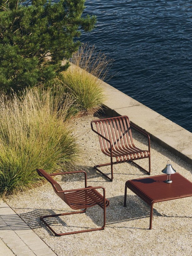 Fauteuil de jardin avec accoudoirs en acier gris anthracite Palissade - HAY - The Cool Republic