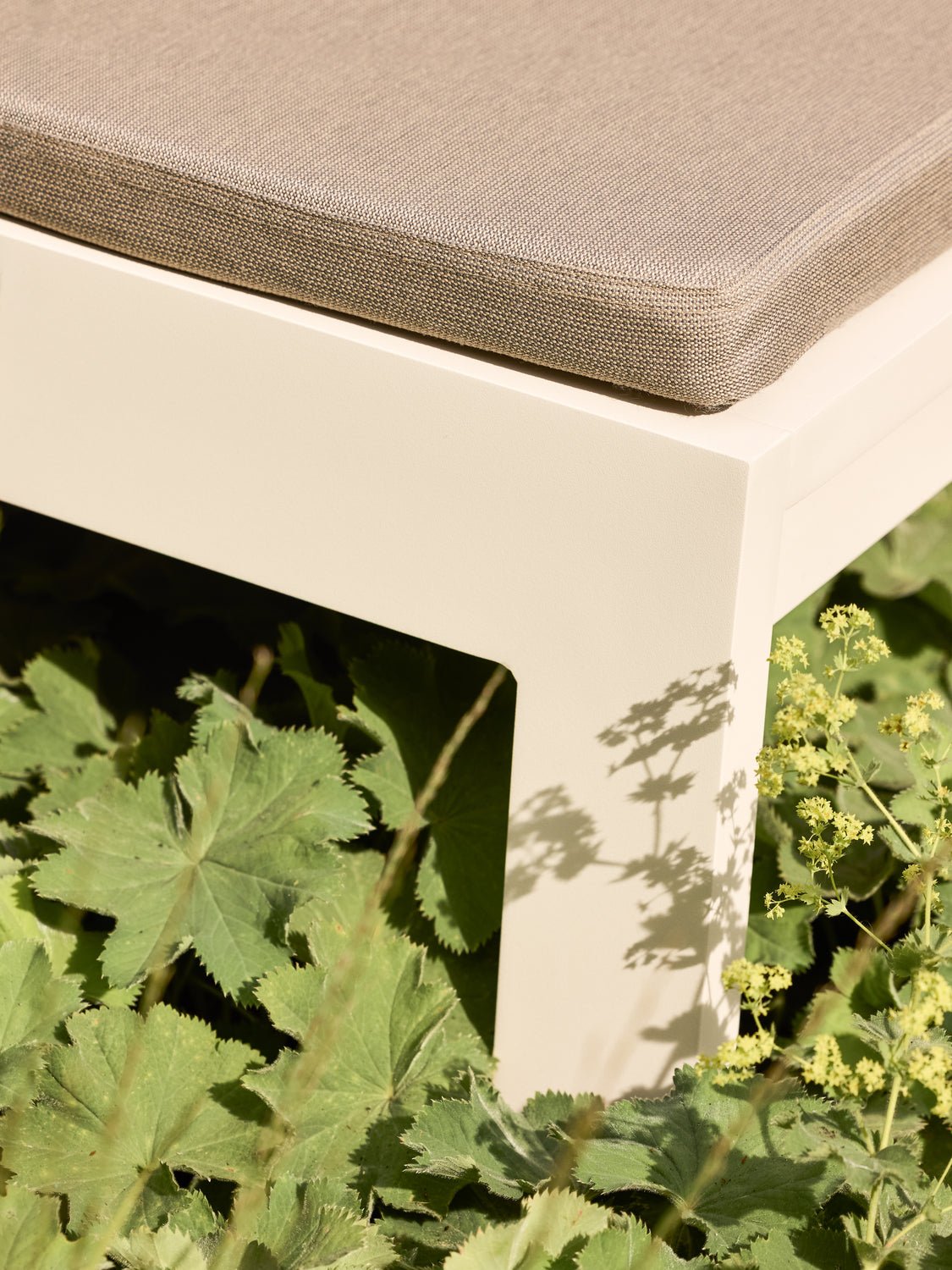 Fauteuil de jardin en acier beige et coussins beige sable Haus - Hübsch - The Cool Republic