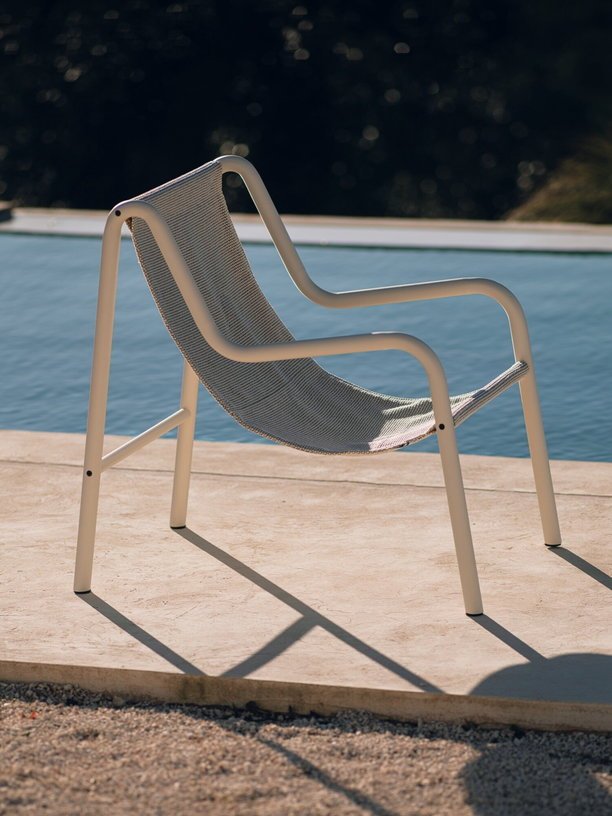 Fauteuil de jardin en acier beige et tissu oléfine Nokk - noo.ma - The Cool Republic
