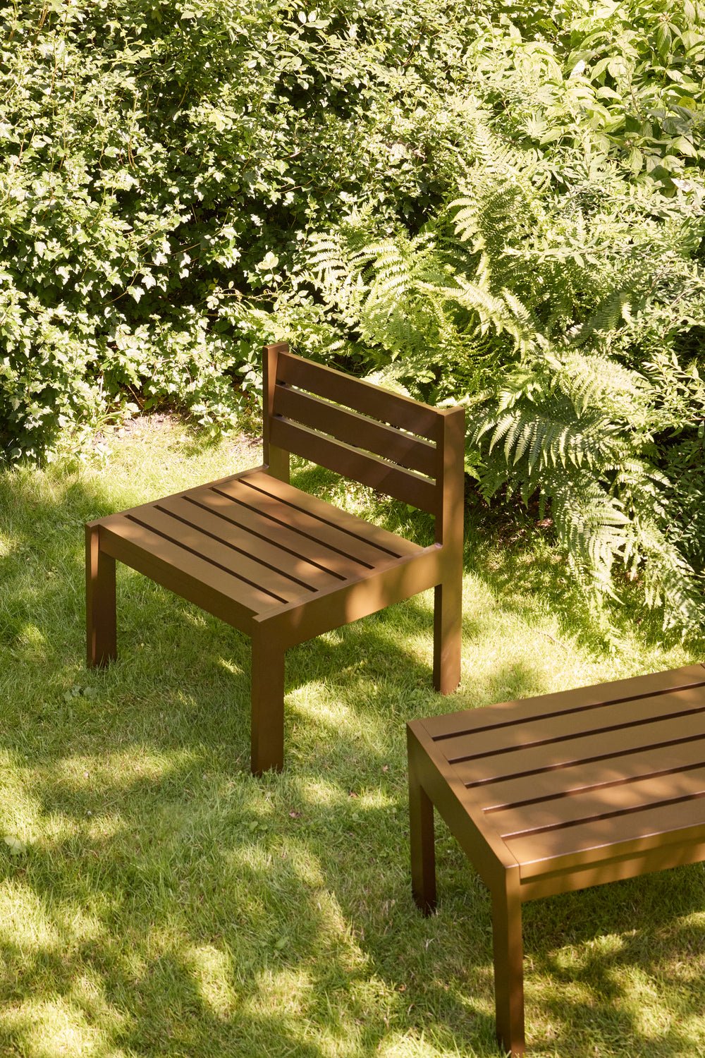 Fauteuil de jardin en acier marron et coussins bleu foncé Haus - Hübsch - The Cool Republic
