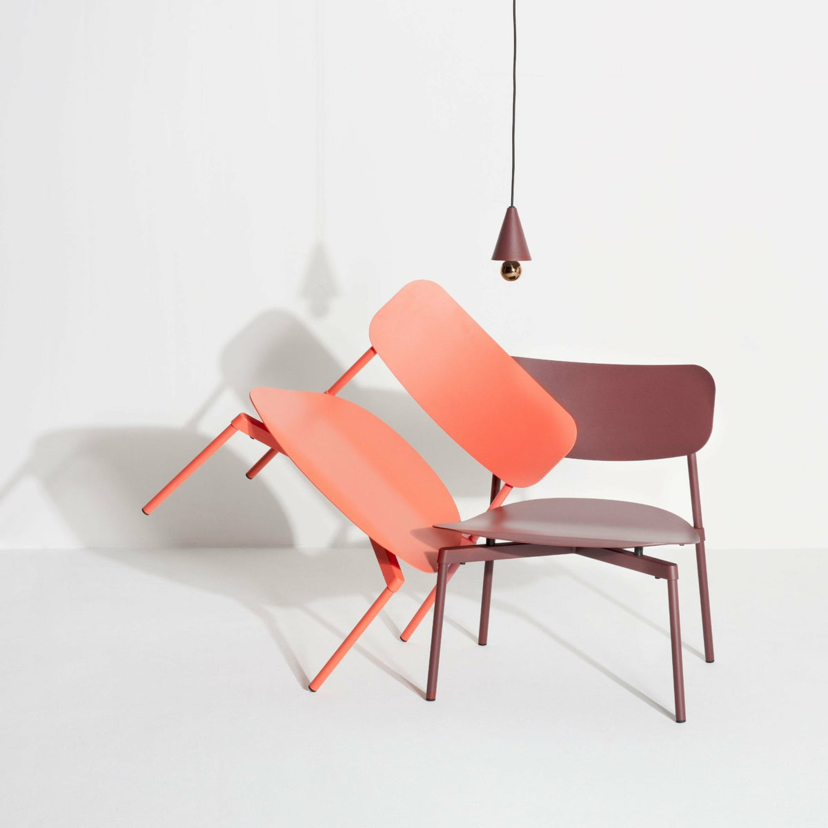 Fauteuil de jardin en métal corail Fromme - Petite friture - The Cool Republic