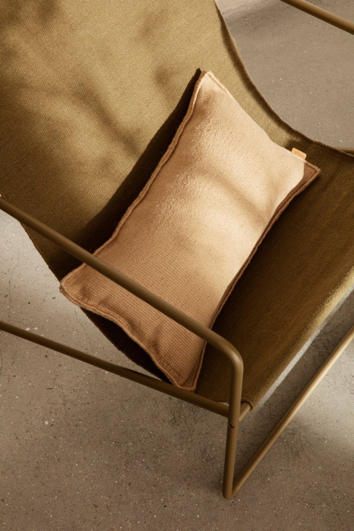 Fauteuil de jardin en tissu vert olive Desert - Ferm Living - The Cool Republic