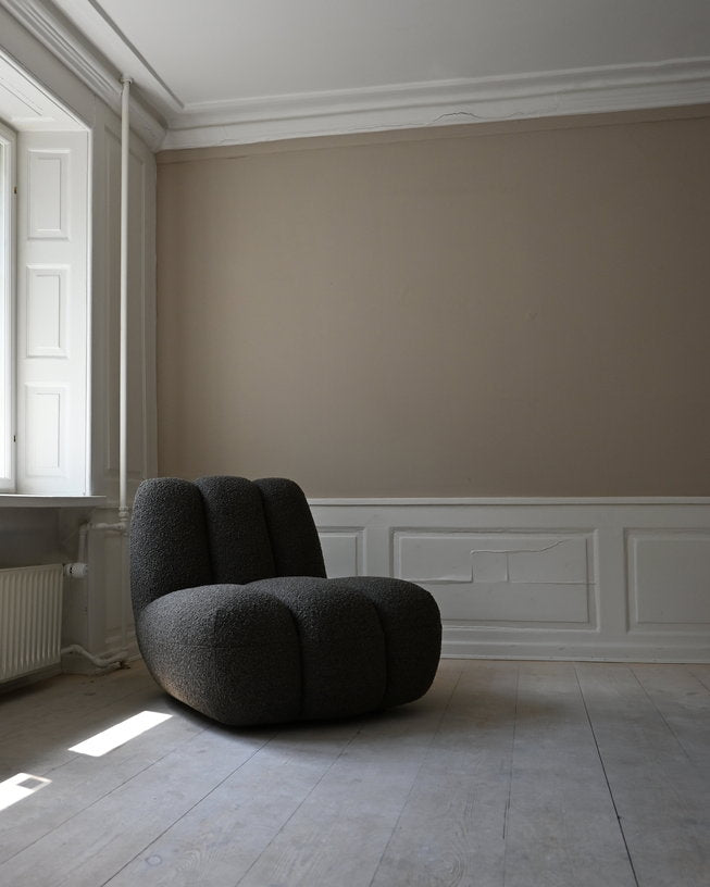 Fauteuil design en tissu bouclé taupe foncé Toe - 101 COPENHAGEN - The Cool Republic