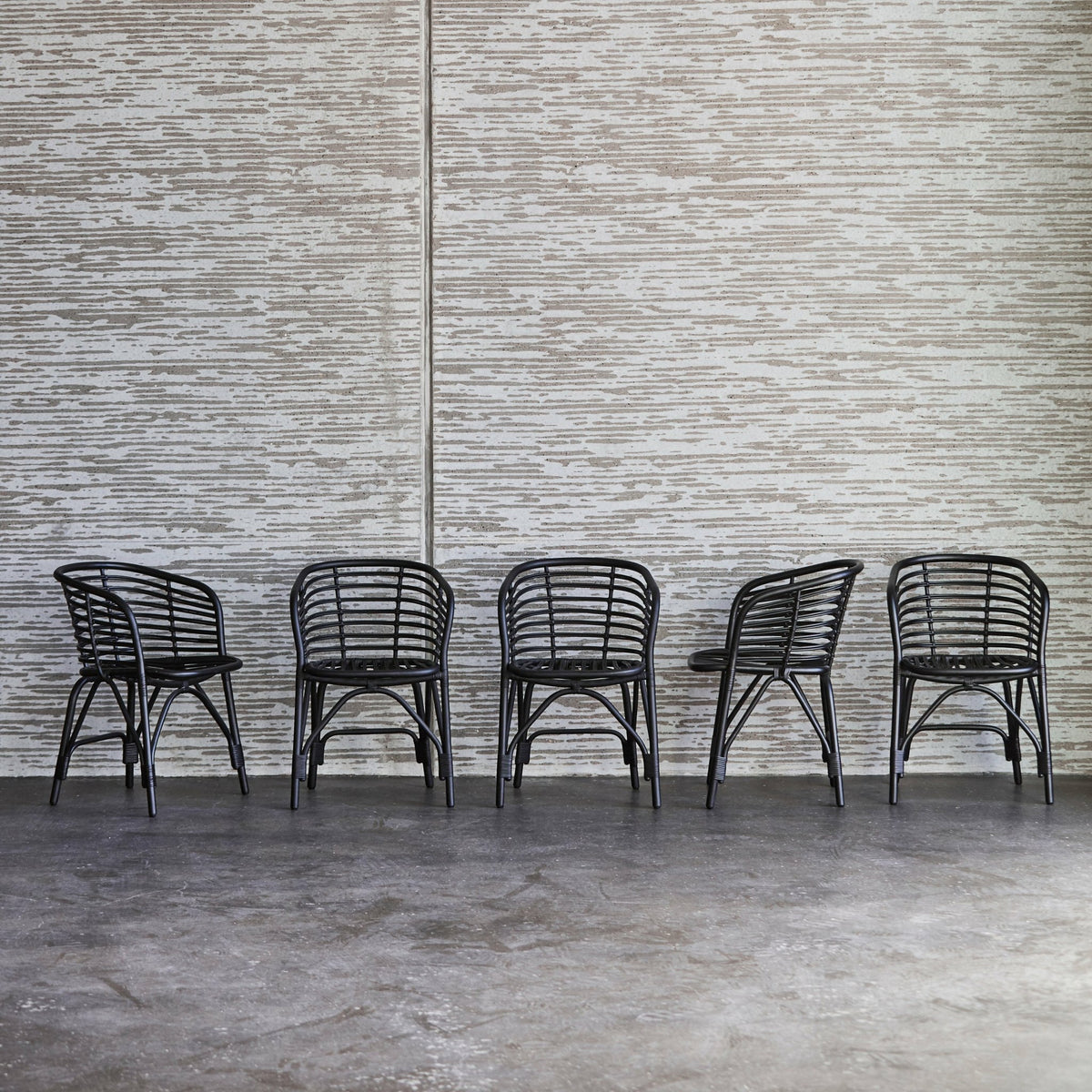 Fauteuil d'intérieur en rotin noir Blend - Cane-Line - The Cool Republic