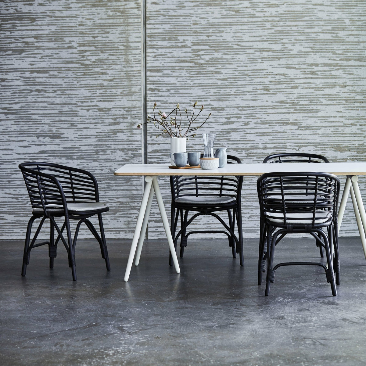 Fauteuil d'intérieur en rotin noir Blend - Cane-Line - The Cool Republic