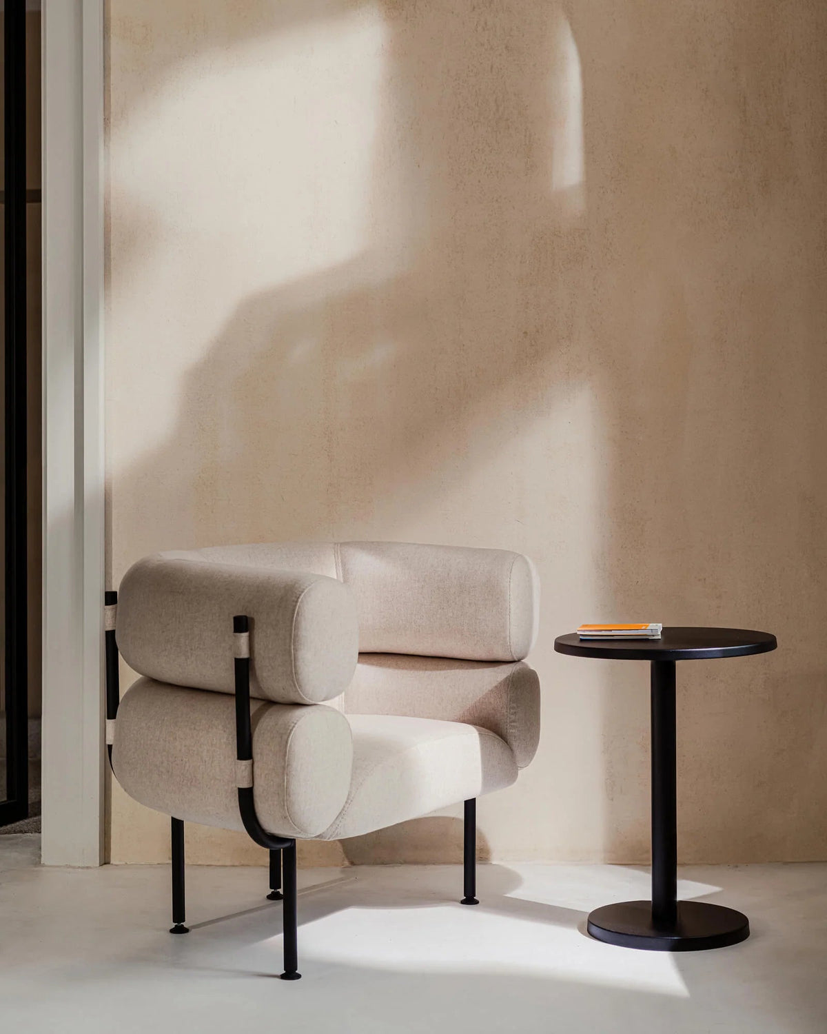 Fauteuil en acier et laine bouclé beige 71,2cm Ubi Mini - noo.ma - The Cool Republic