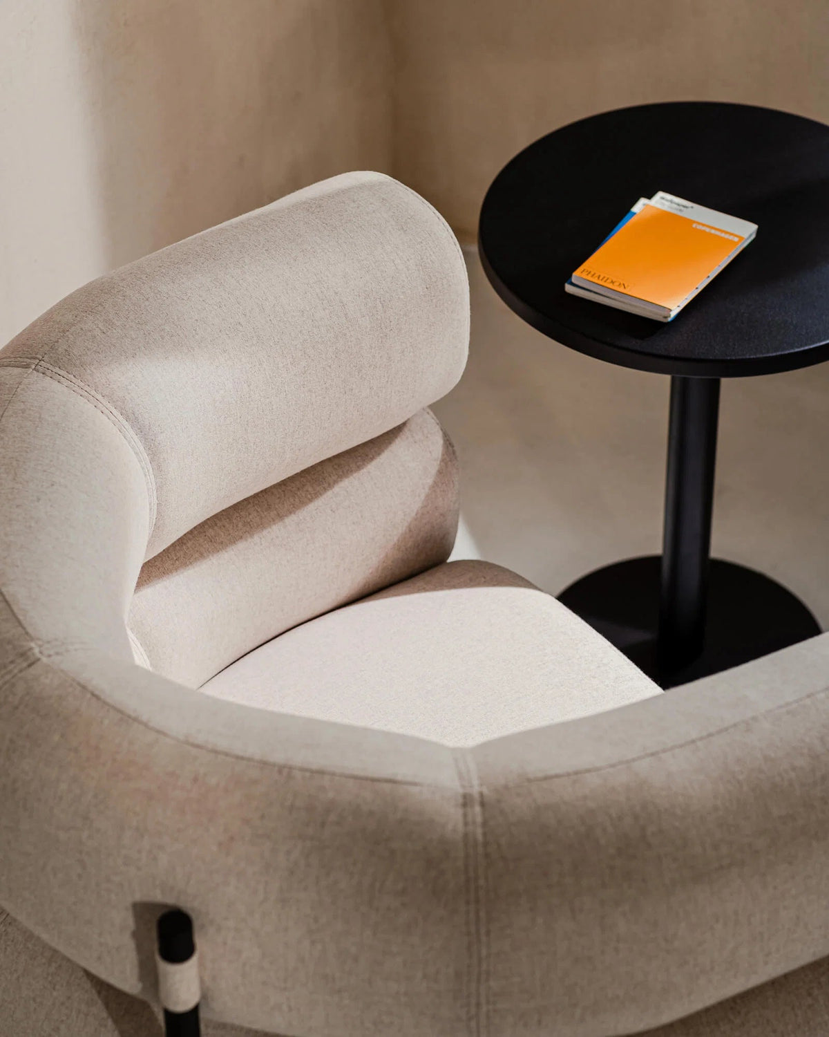 Fauteuil en acier et laine bouclé beige 71,2cm Ubi Mini - noo.ma - The Cool Republic