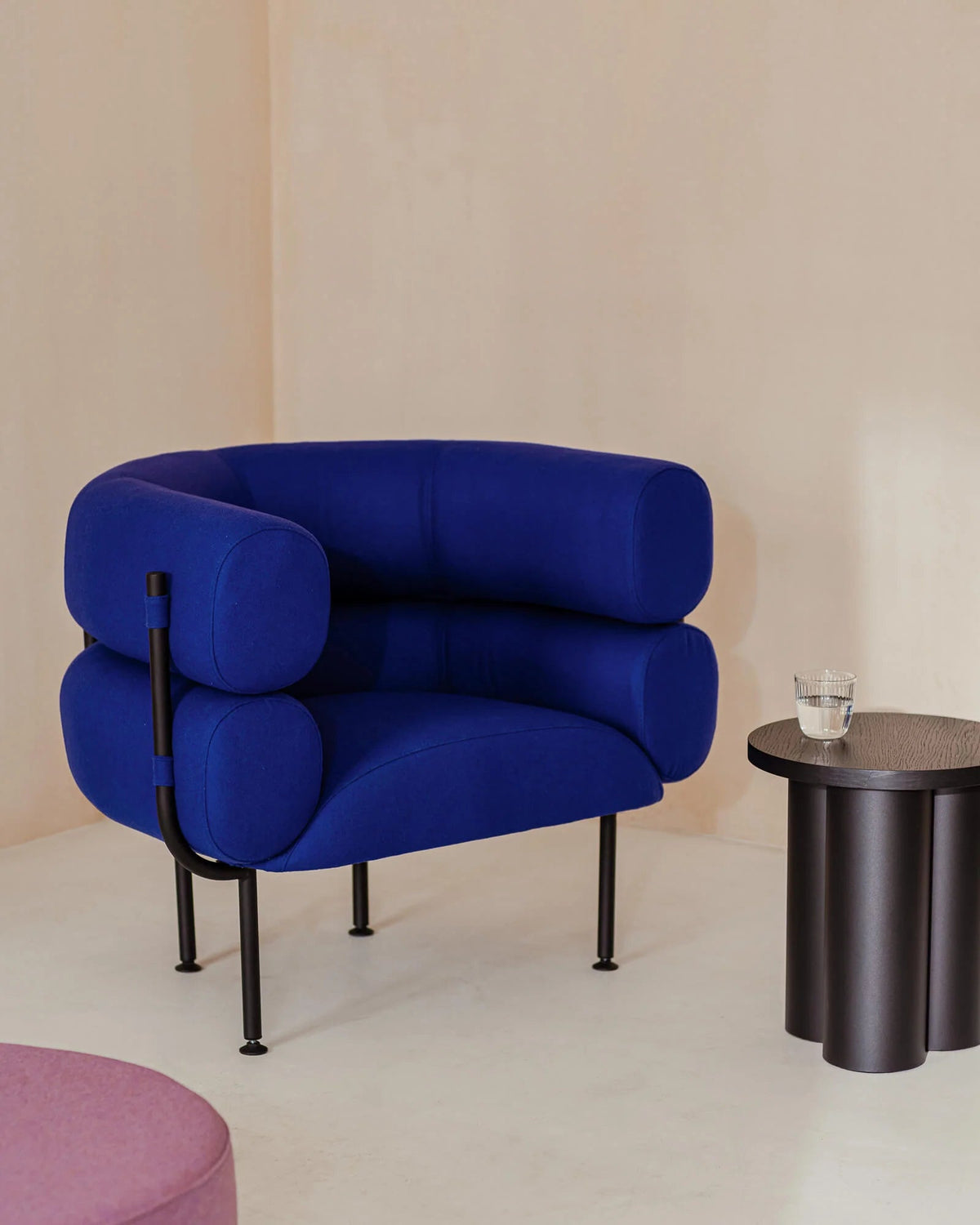 Fauteuil en acier et laine bouclé bleu myrtille 71,2cm Ubi Mini - noo.ma - The Cool Republic