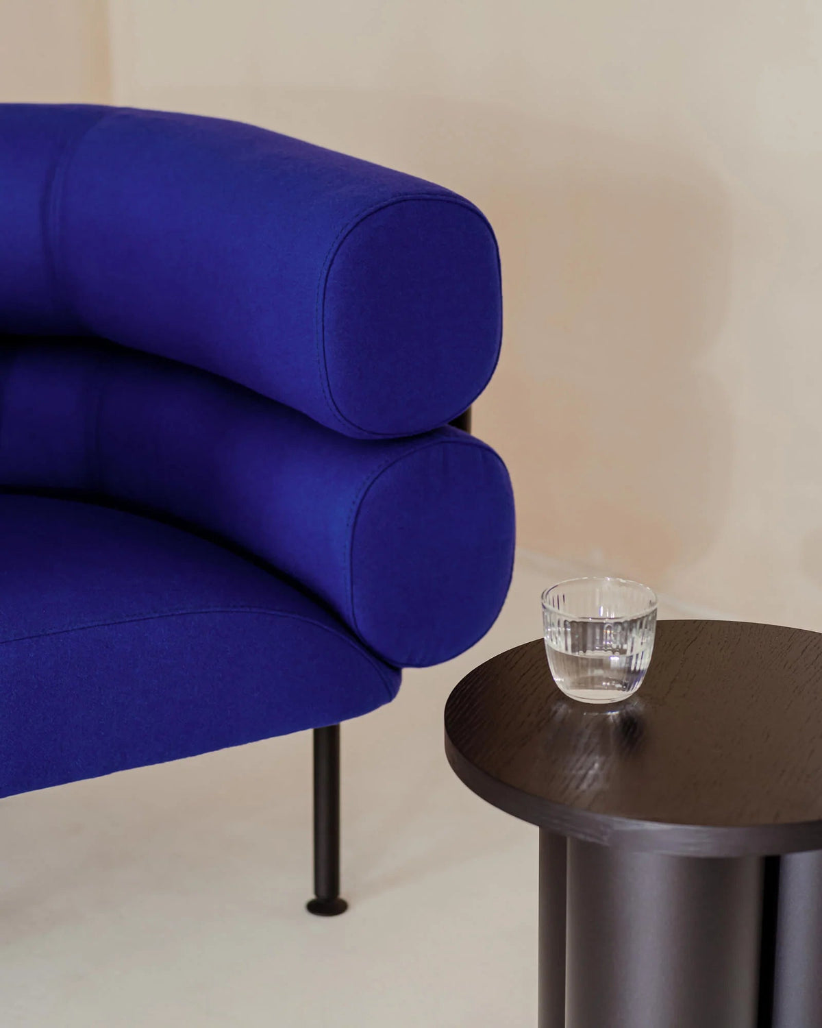 Fauteuil en acier et laine bouclé bleu myrtille 71,2cm Ubi Mini - noo.ma - The Cool Republic