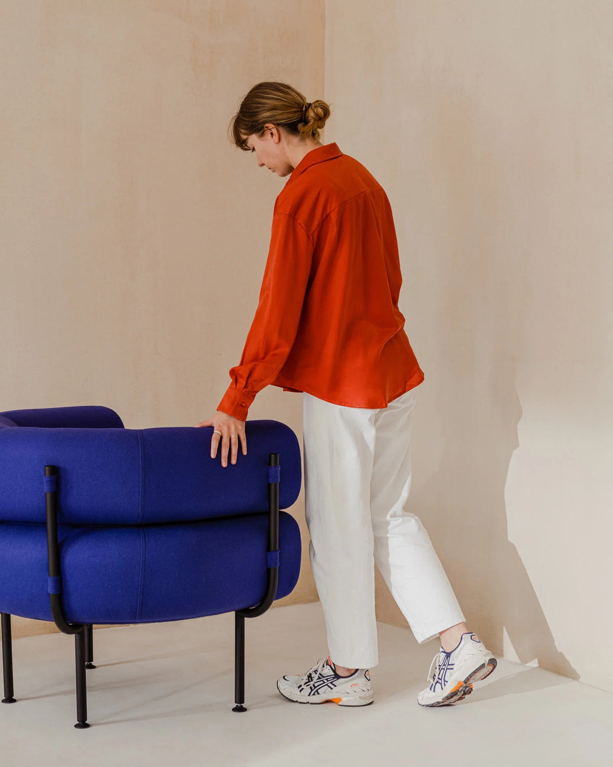 Fauteuil en acier et laine bouclé bleu myrtille 71,2cm Ubi Mini - noo.ma - The Cool Republic
