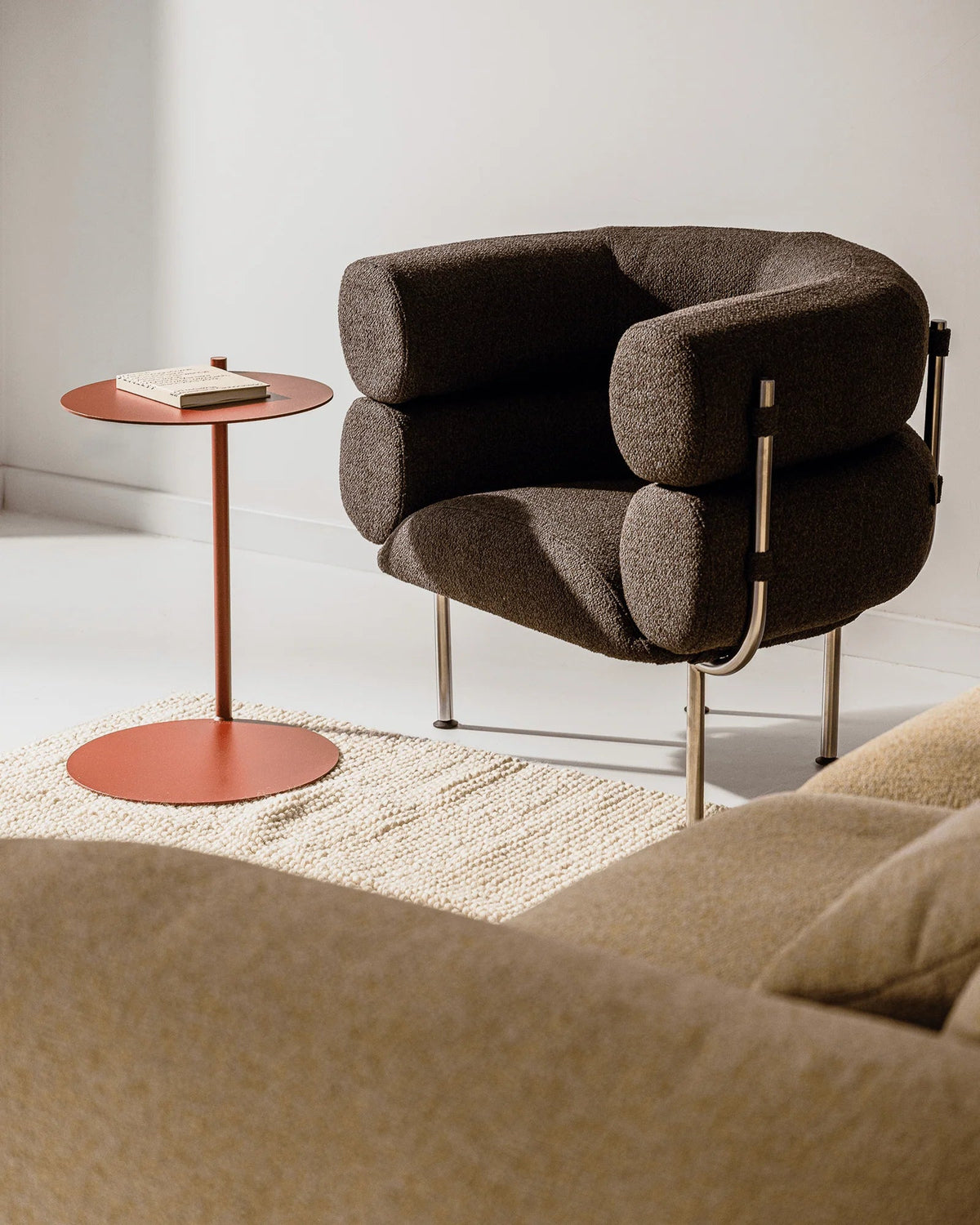 Fauteuil en acier et laine bouclé chocolat 71,2cm Ubi Mini - noo.ma - The Cool Republic
