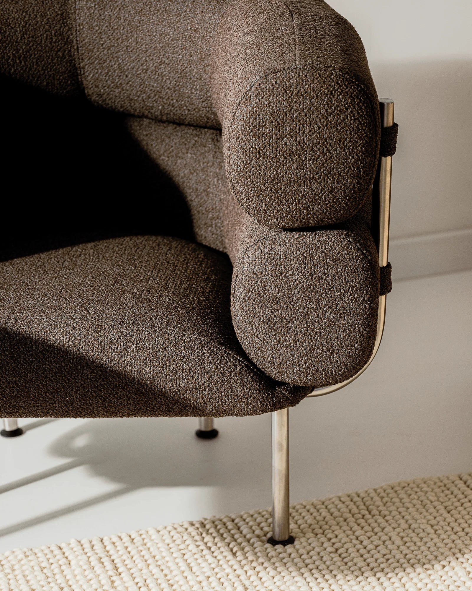 Fauteuil en acier et laine bouclé chocolat 71,2cm Ubi Mini - noo.ma - The Cool Republic