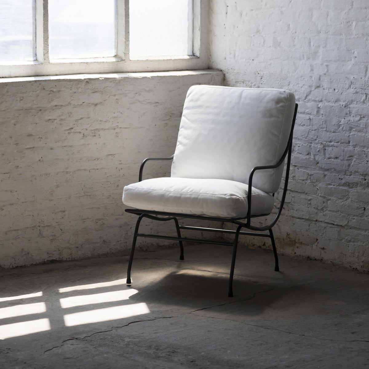 Fauteuil en acier noir avec coussin Stresa - Serax - The Cool Republic