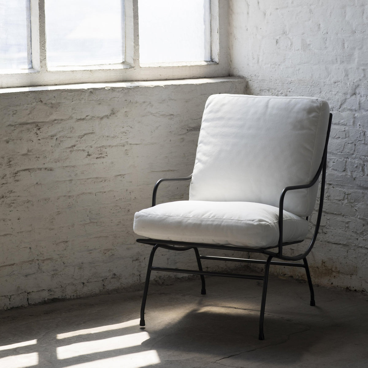 Fauteuil en acier noir avec coussin Stresa - Serax - The Cool Republic