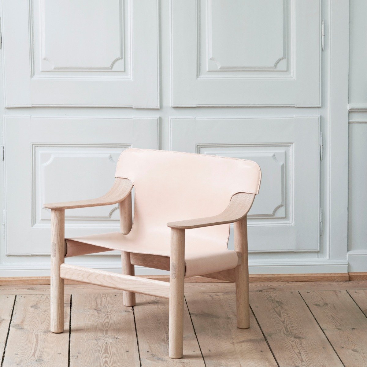 Fauteuil en chêne avec housse en cuir beige Bernard - HAY - The Cool Republic