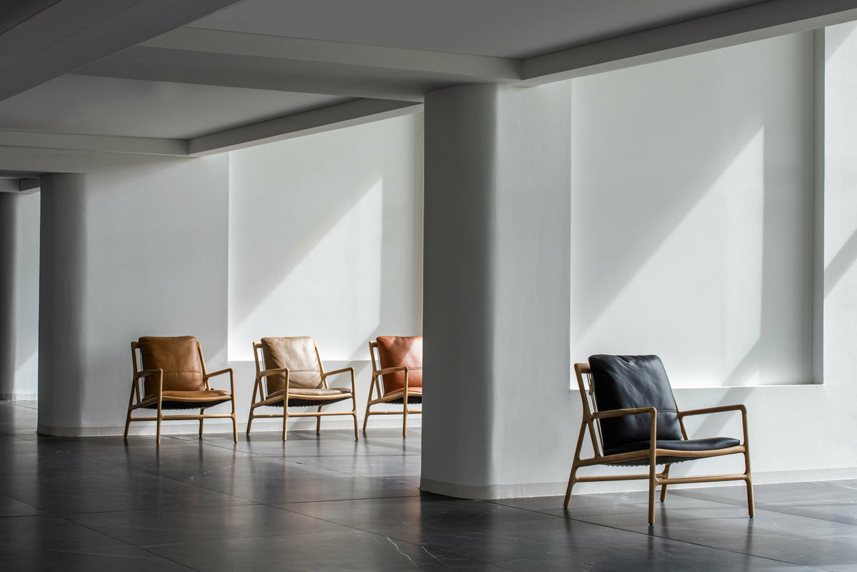 Fauteuil en chêne et cuir nature Dedo easy chair - Gazzda - The Cool Republic