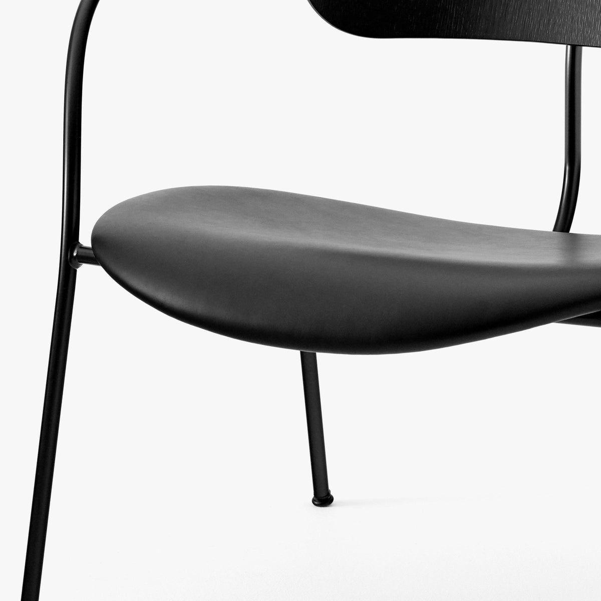 Fauteuil en chêne et cuir noir finition laiton AV6 Pavilion - &tradition - The Cool Republic