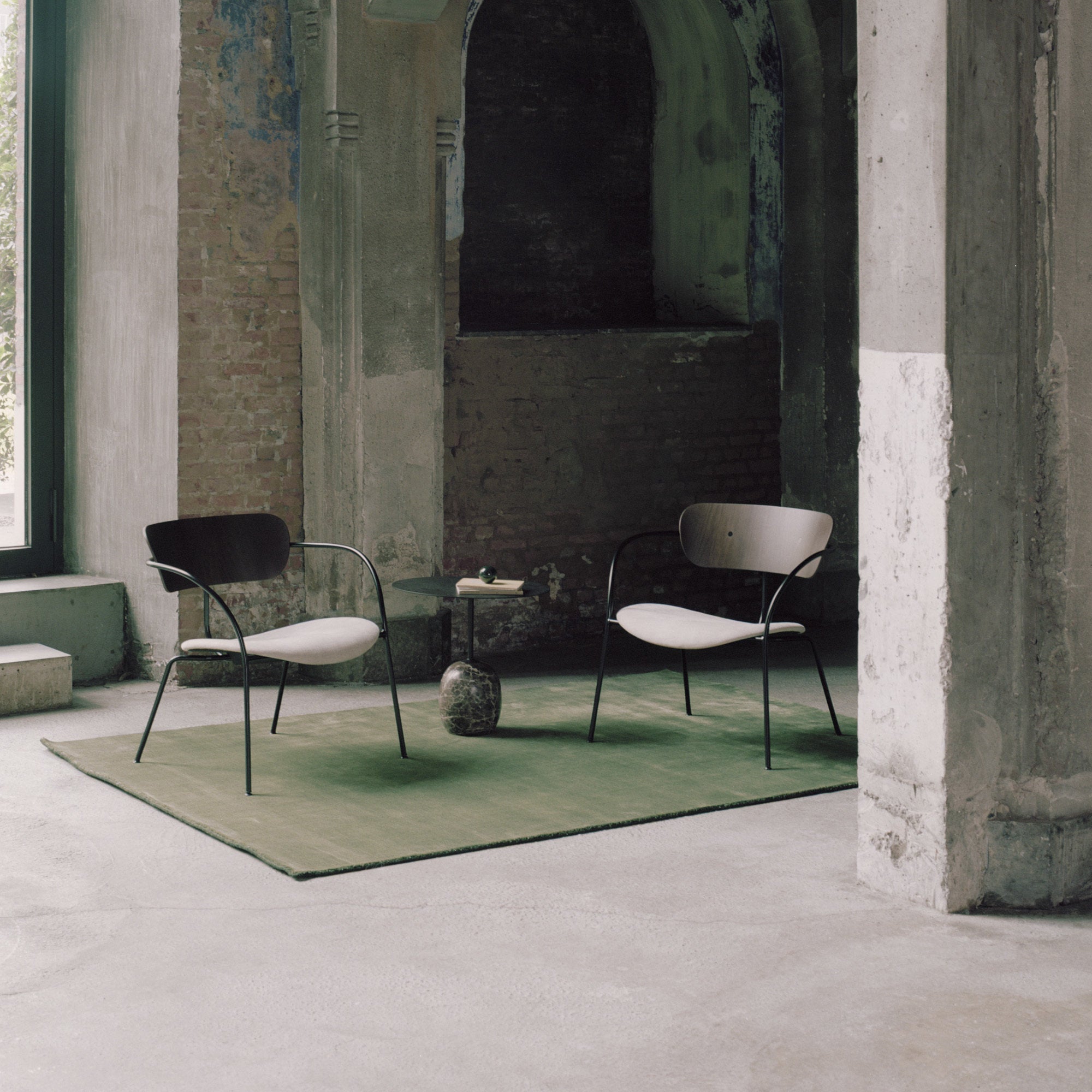 Fauteuil en chêne laqué AV5 Pavilion - &tradition - The Cool Republic