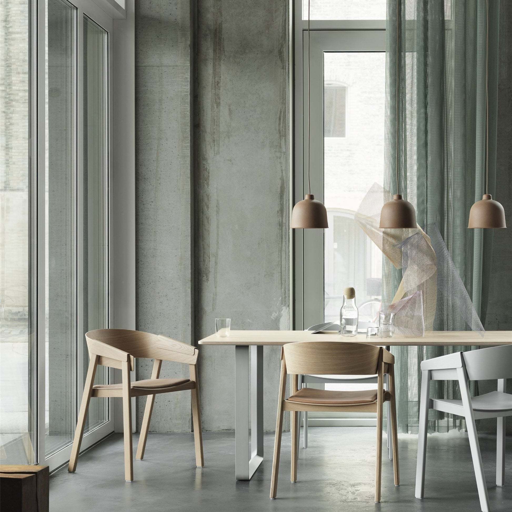 Fauteuil en chêne naturel et assise textile Cover - Muuto - The Cool Republic