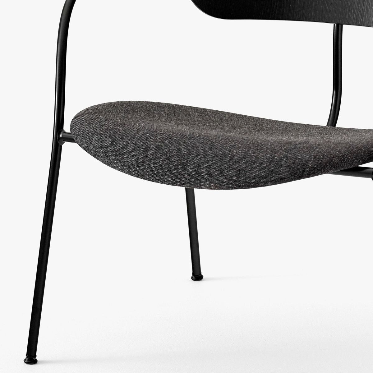 Fauteuil en chêne noir et tissu gris foncé AV6 Pavilion - &tradition - The Cool Republic