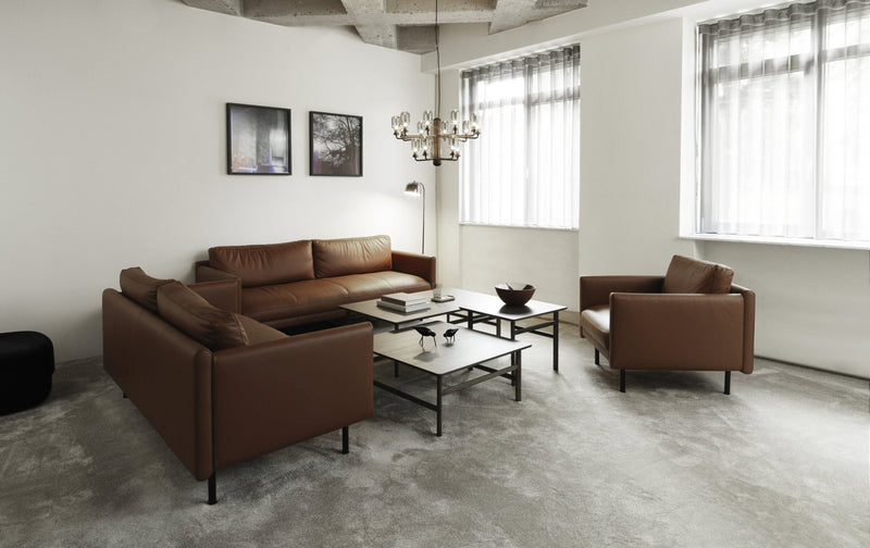 RAR Sessel in cognacfarbenem Leder von Normann Copenhagen in einem hellen Wohnzimmer