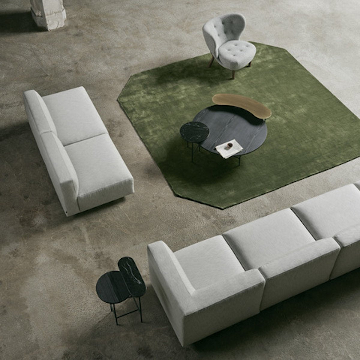 Fauteuil en laine gris et pieds en noyer Little Petra VB1 - &tradition - The Cool Republic