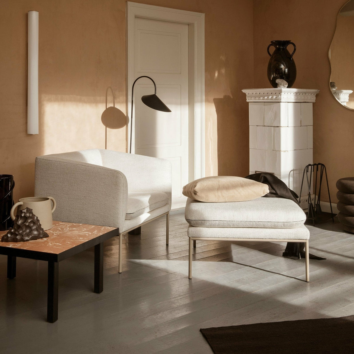 Fauteuil en lin sable et rayures noires Pasadena Turn - Ferm Living - The Cool Republic