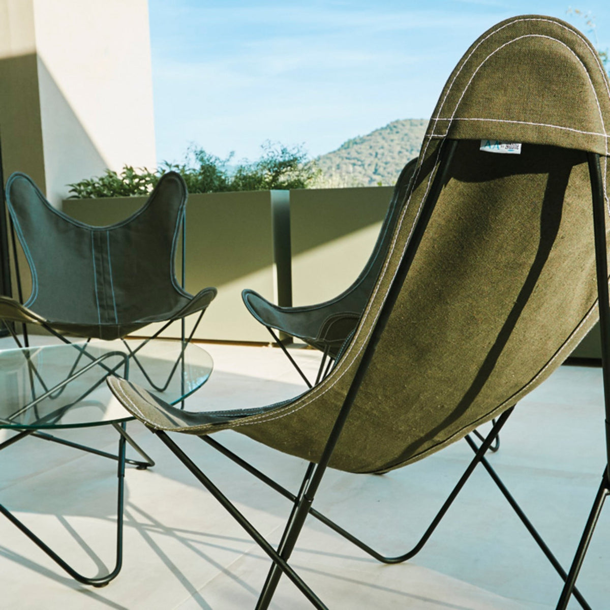 Fauteuil en lin vert avec structure en acier noir lin Indoor AA - Airborne - The Cool Republic
