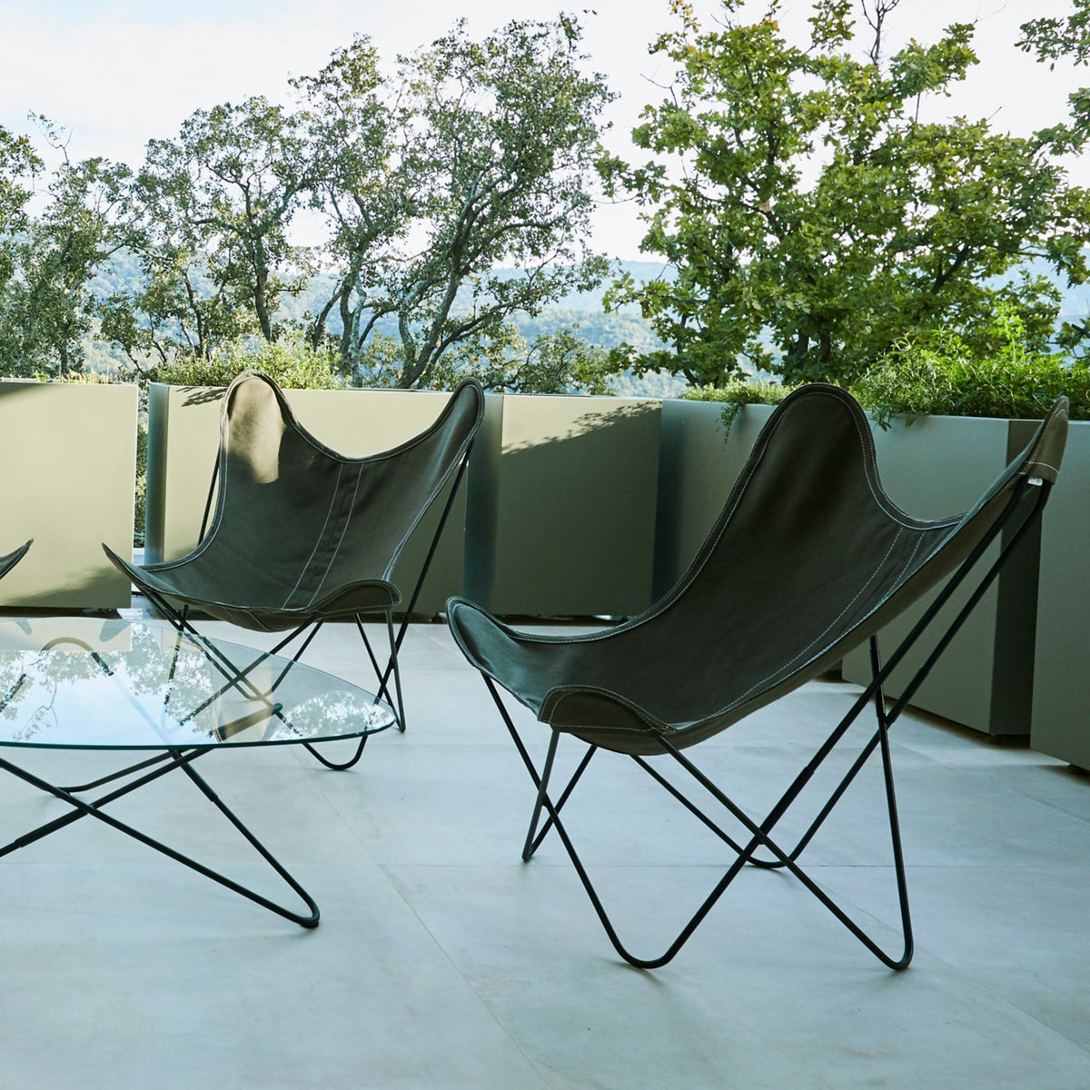 Fauteuil en lin vert avec structure en acier noir lin Indoor AA - Airborne - The Cool Republic