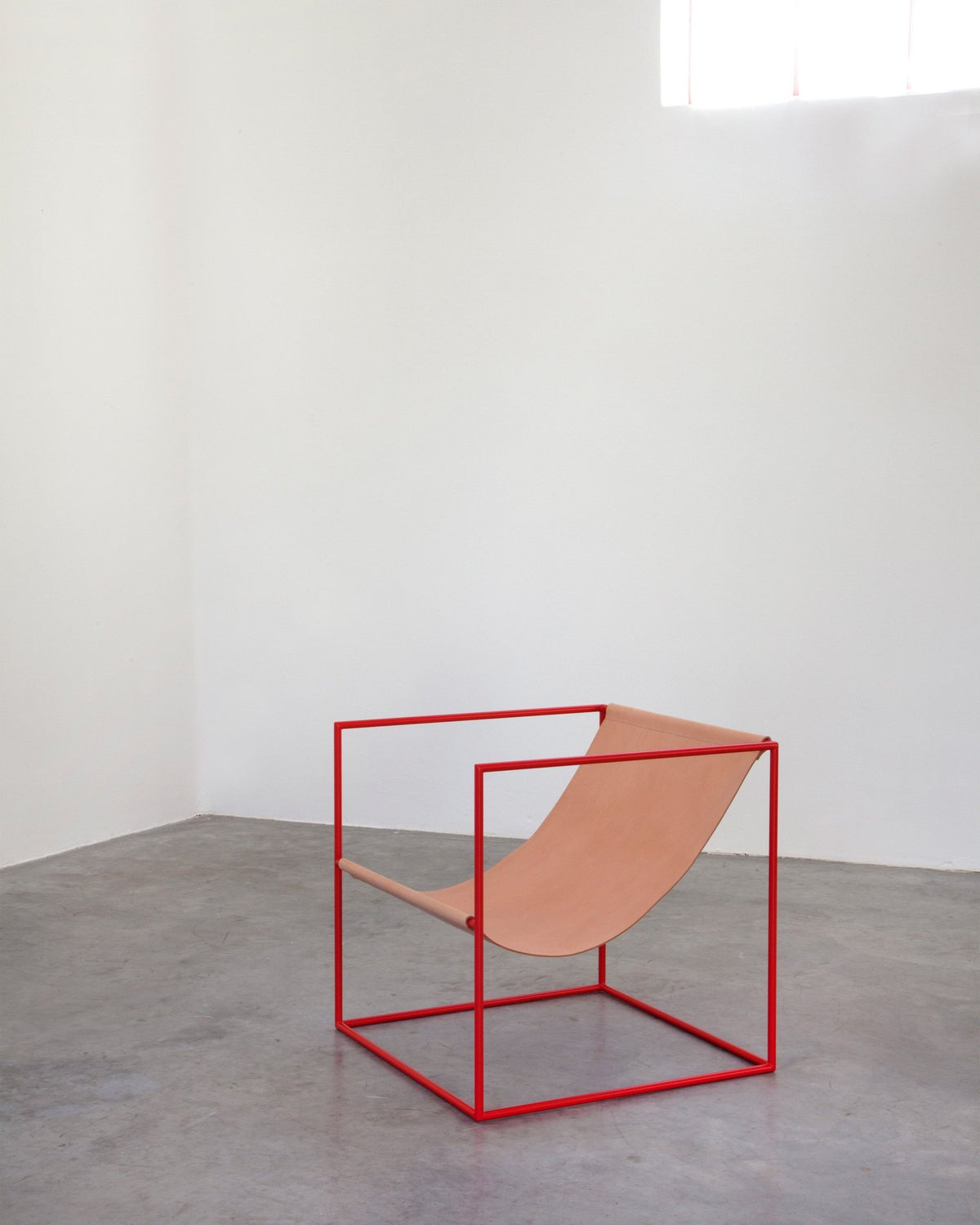Fauteuil en métal rouge et cuir beige 62x62x61cm Solo Seat - valerie_objects - The Cool Republic