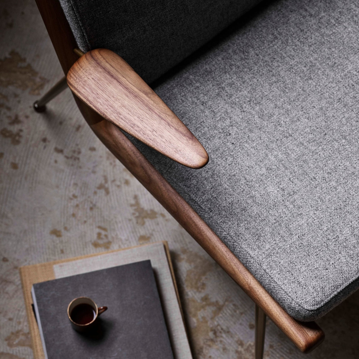 Fauteuil en noyer Hallingdal 130 HM1 Boomerang - &tradition - The Cool Republic