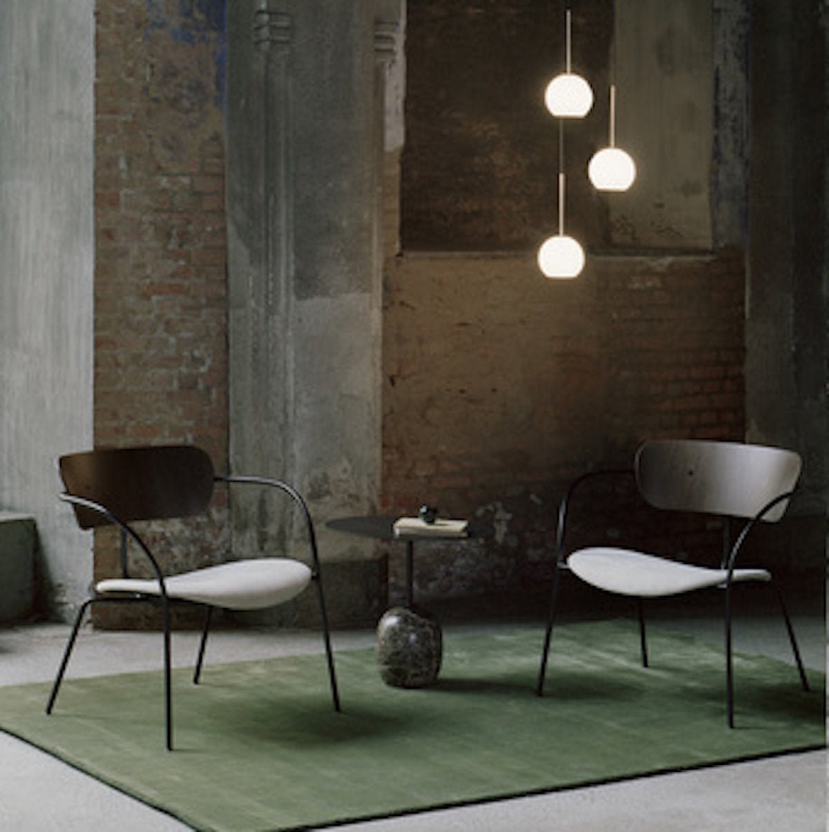 Fauteuil en noyer laqué AV5 Pavilion - &tradition - The Cool Republic