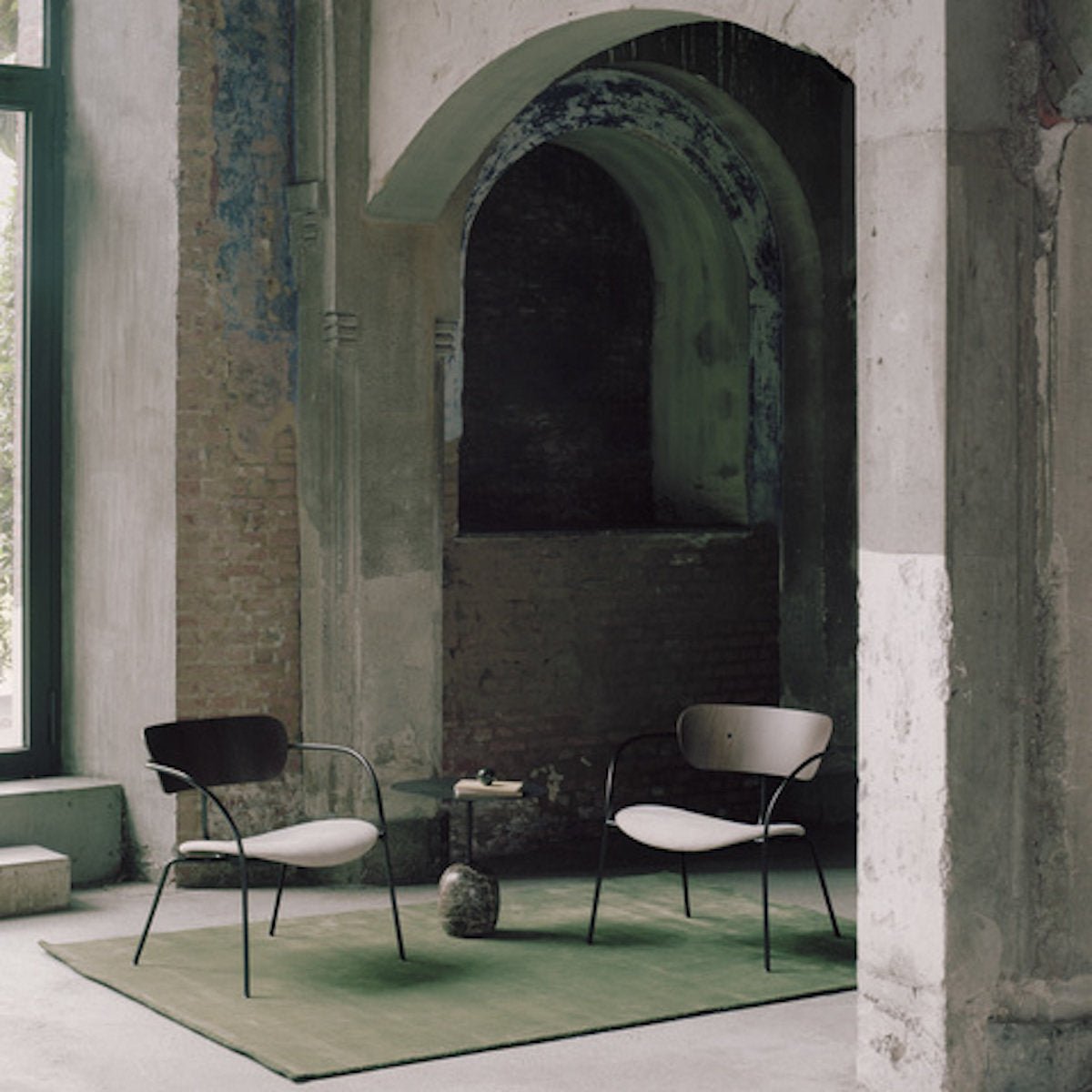 Fauteuil en noyer laqué AV5 Pavilion - &tradition - The Cool Republic
