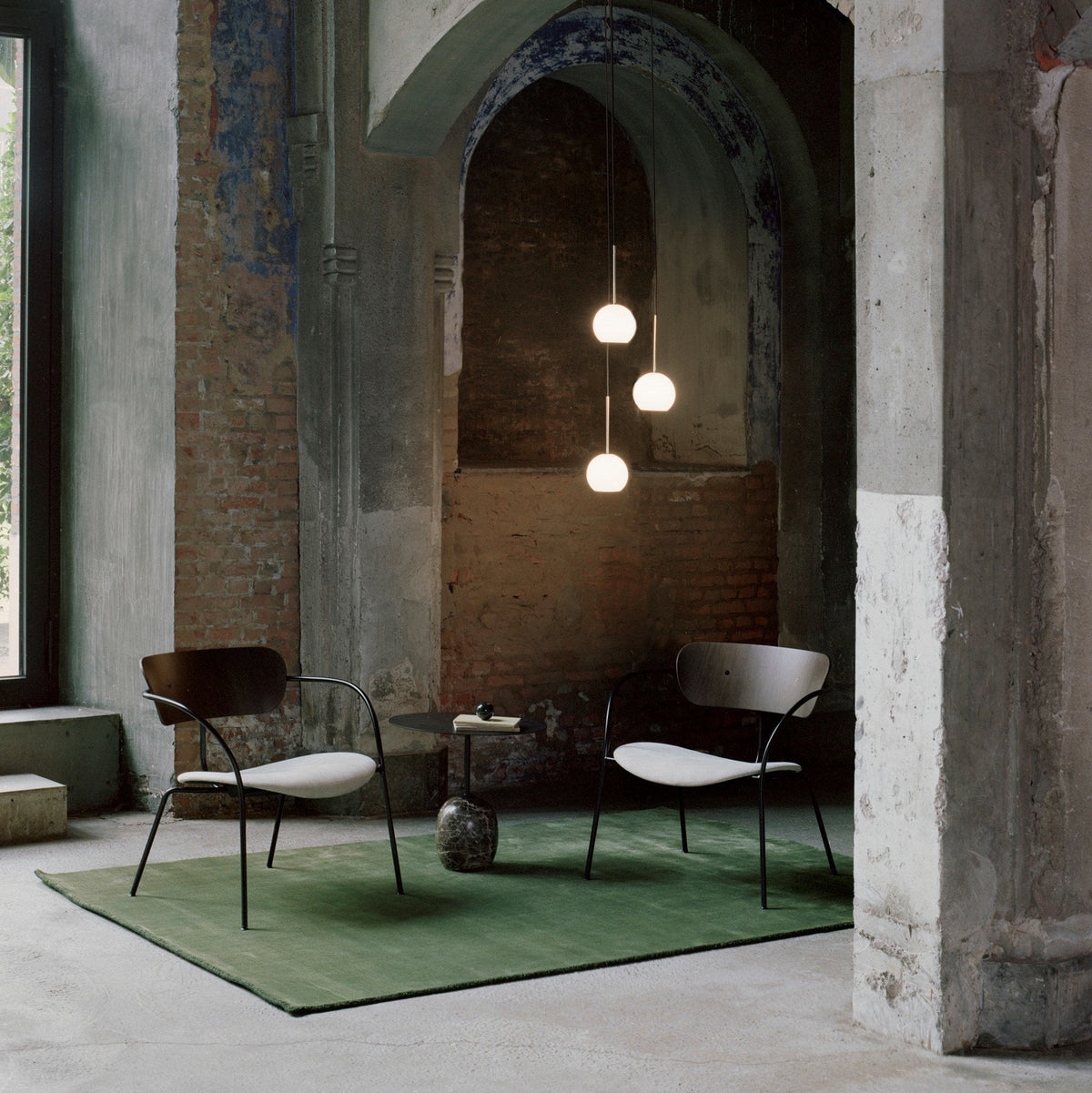 Fauteuil en noyer laqué et cuir cognac AV6 Pavilion - &tradition - The Cool Republic