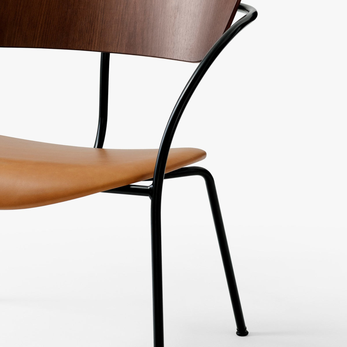 Fauteuil en noyer laqué et cuir cognac AV6 Pavilion - &tradition - The Cool Republic