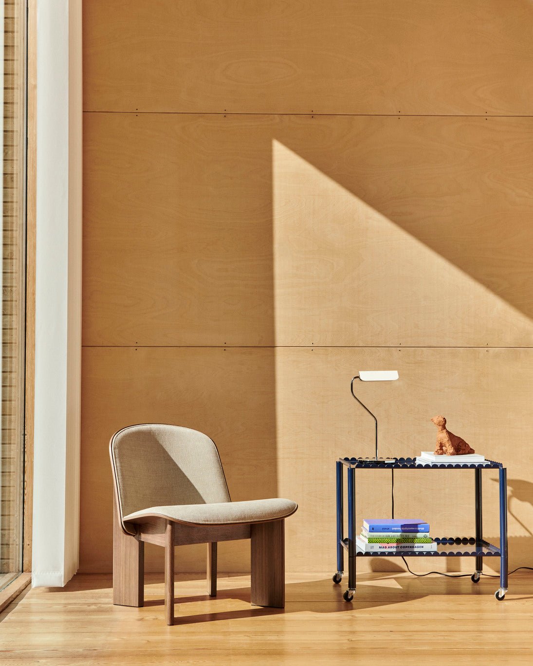 Fauteuil en noyer laqué et tissu beige linara 216 63x66x68cm Chisel - Hay - The Cool Republic