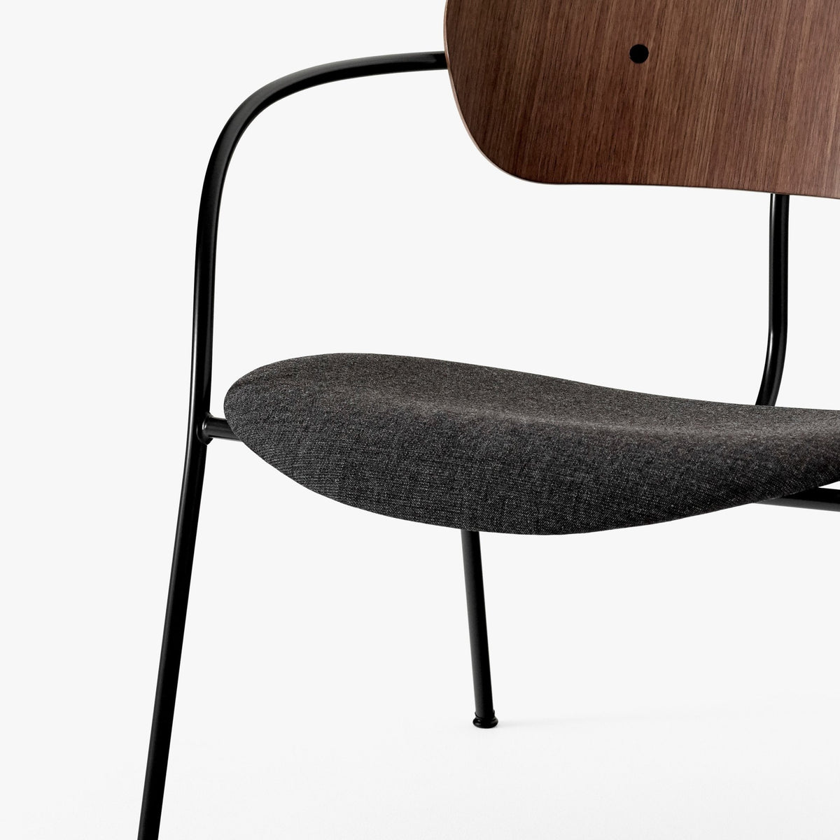 Fauteuil en noyer laqué et tissu gris AV6 Pavilion - &tradition - The Cool Republic