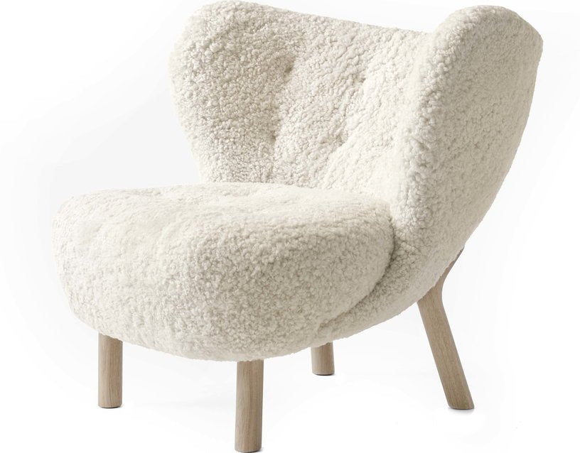 Fauteuil en peau de mouton et pieds en chêne Little Petra VB1 - &tradition - The Cool Republic
