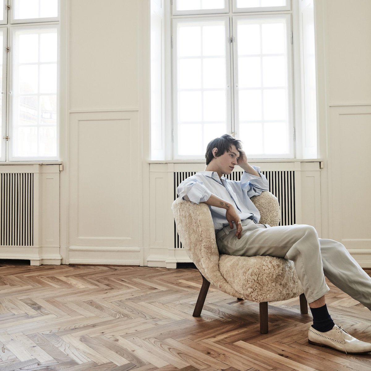 Fauteuil en peau de mouton et pieds en chêne Little Petra VB1 - &tradition - The Cool Republic