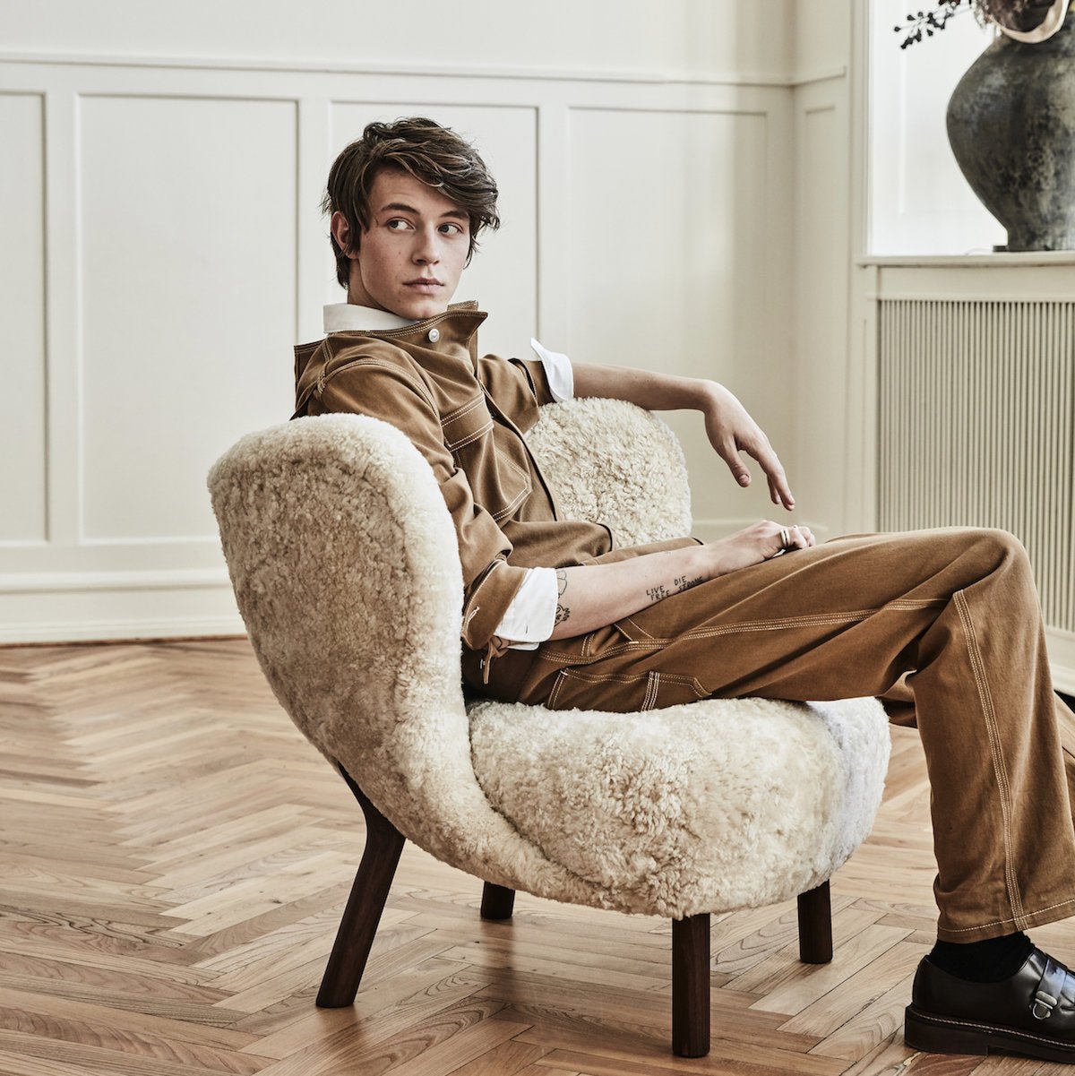 Fauteuil en peau de mouton et pieds en noyer Little Petra VB1 - &tradition - The Cool Republic