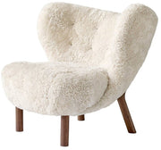 Fauteuil en peau de mouton et pieds en noyer Little Petra VB1 - &tradition - The Cool Republic
