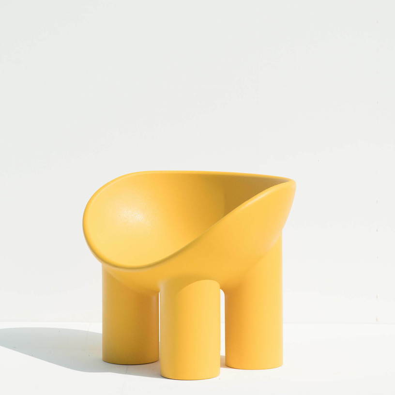 Fauteuil en polyéthylène jaune ocre Roly Poly - Driade - The Cool Republic