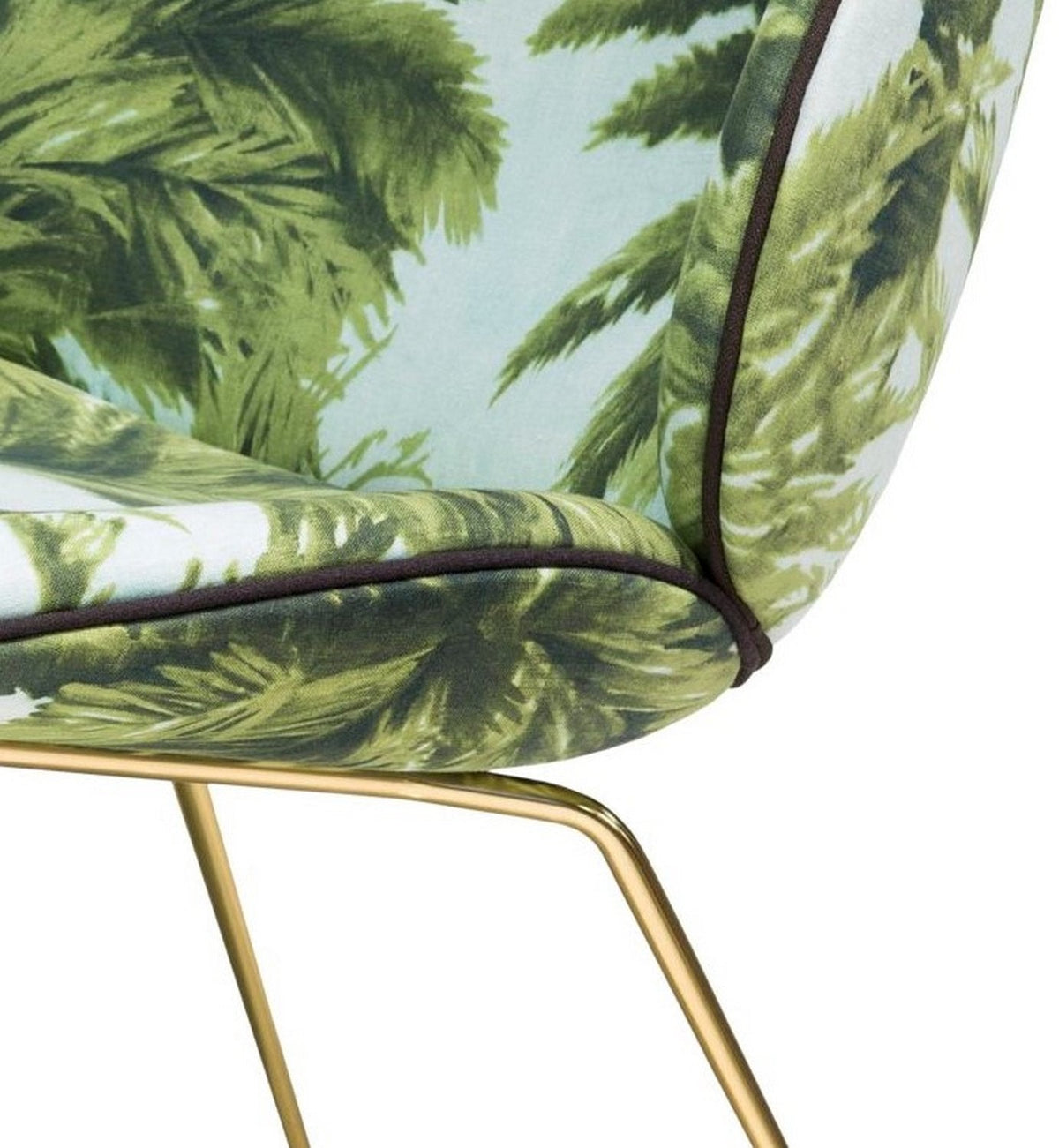 Fauteuil en tissu à motifs et piétement laiton Beetle - Gubi - The Cool Republic