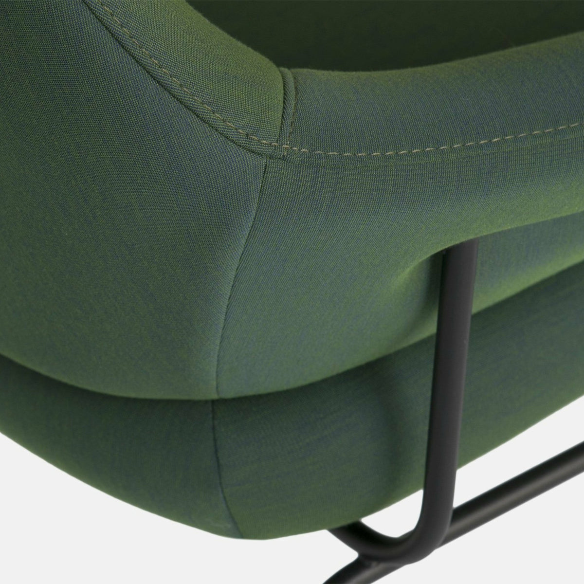 Fauteuil en tissu et repose-pieds Peacock Hai - Hem - The Cool Republic