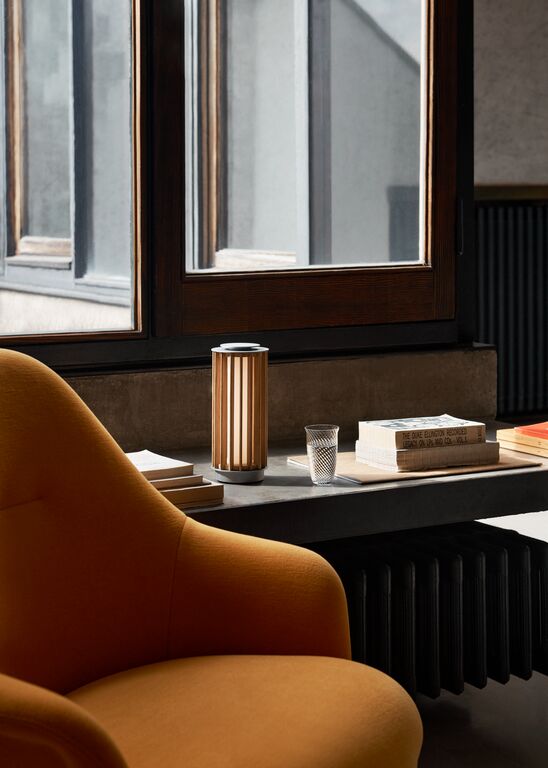 Fauteuil en tissu orange Gentle 0443 et acier chromé Rely HW139 - &tradition - The Cool Republic