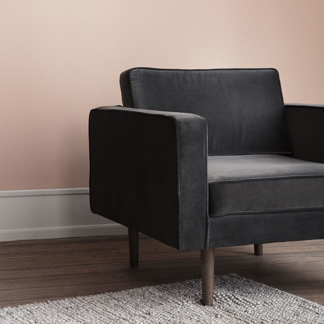 Fauteuil en velours anthracite Wind - Broste Copenhagen - The Cool Republic