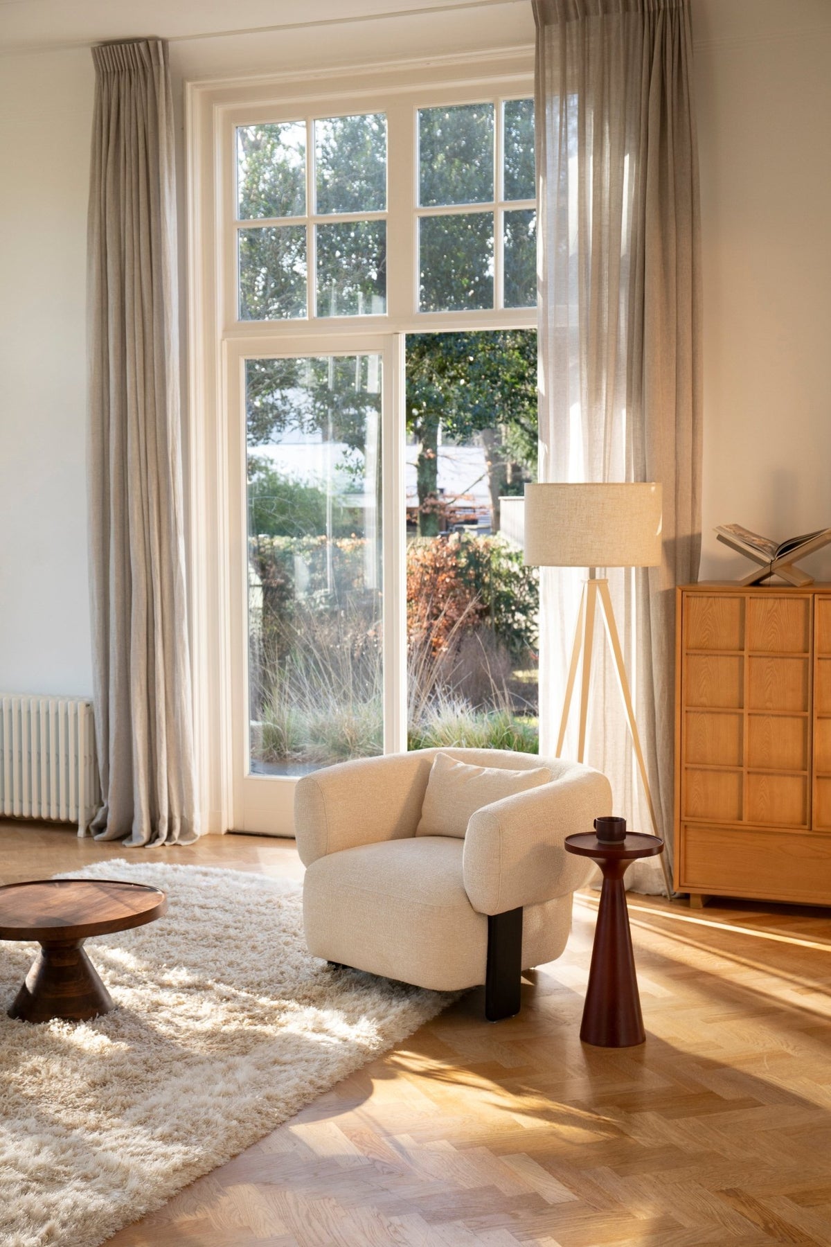 Fauteuil en velours beige et bois marron Neil - Zuiver - The Cool Republic