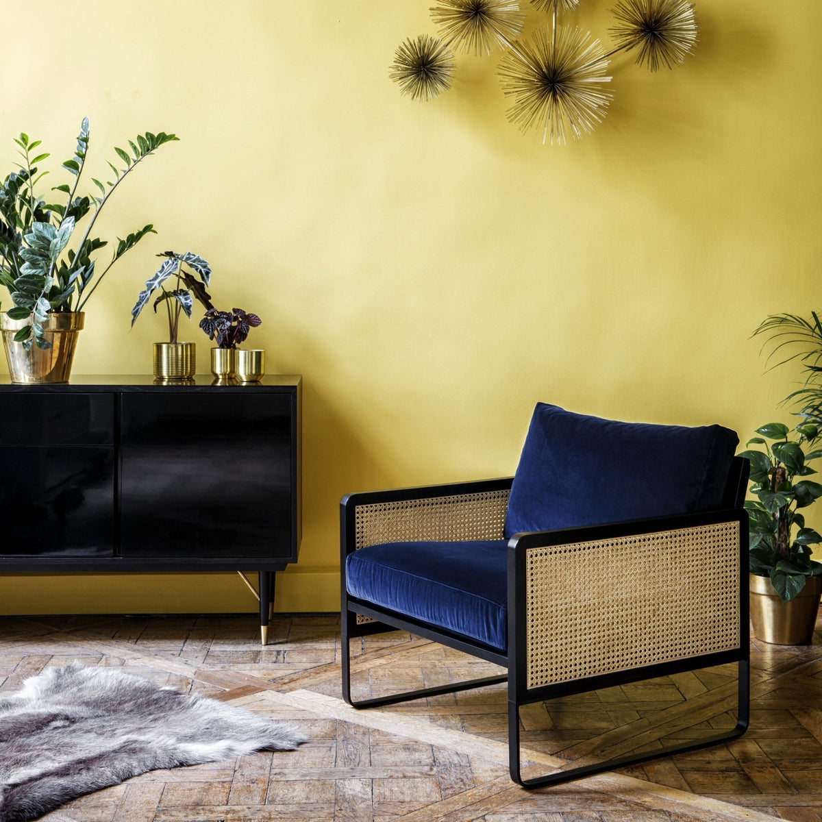 Fauteuil en velours bleu marine Cannage - RED Edition - The Cool Republic