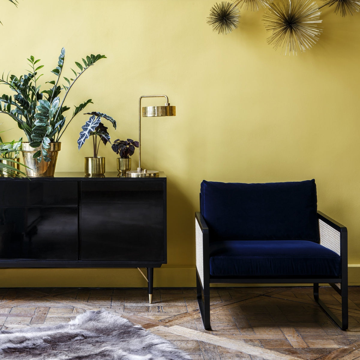 Fauteuil en velours bleu marine et en chêne Cannage - RED Edition - The Cool Republic