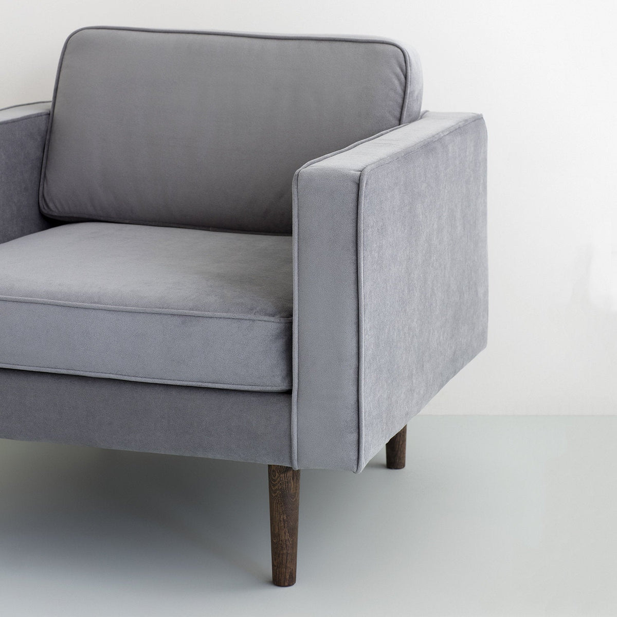 Fauteuil en velours gris Wind - Broste Copenhagen - The Cool Republic